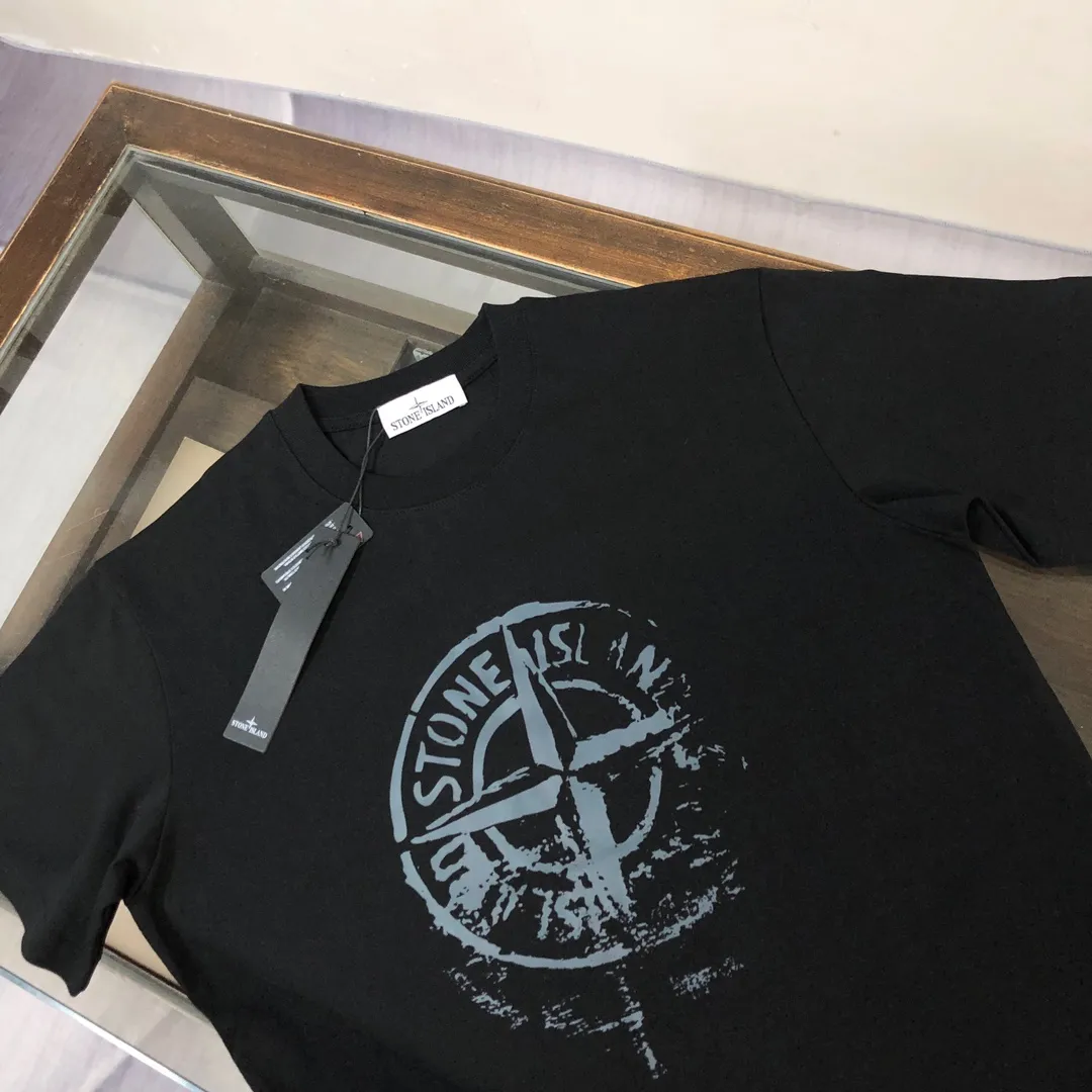 P180 Stone Island Stone Island 2025 latest T-shirt, couple style ~ Original order, stylish and casual short T-shirt, specially made of customized cotton fabric ~ Cotton T-shirt ~ Pre-washed to prevent deformation and shrinkage problem, more comfortable and breathable on the body ~ All available from stock ~ Unique design style, trendy must-have item, complete with three standards 👍 Color: black/white Size: S M L XL (larger version, please indicate your height and weight when placing an order)